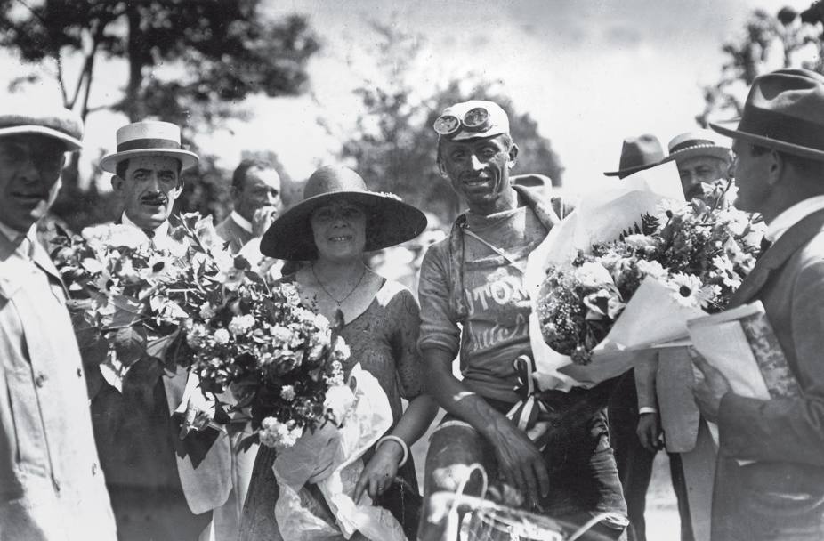 Ottavio Bottecchia riceve un mazzo di fiori dopo una delle otto vittorie di tappa conquistate nelle sue due consecutive campagne vittoriose al Tour de France, nel 1924 e 1925. Il grande campione scomparve in circostanze mai chiarite nel 1927 ad appena 33 anni. (Presse Sports)